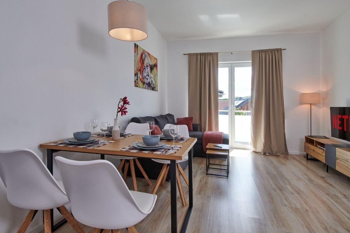 bad-oeynhausen-apartment-familienurlaub-heller-wohnbereich-mit-essplatz