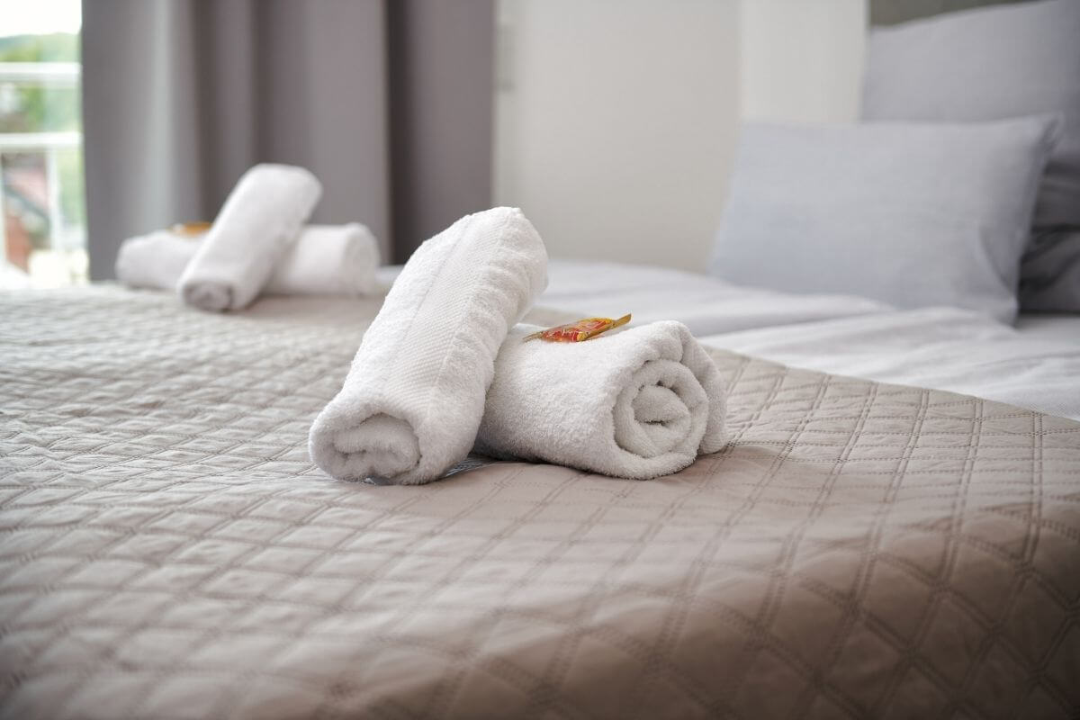 bad-oeynhausen-ferienwohnung-familienreise-handtuecher-im-schlafzimmer