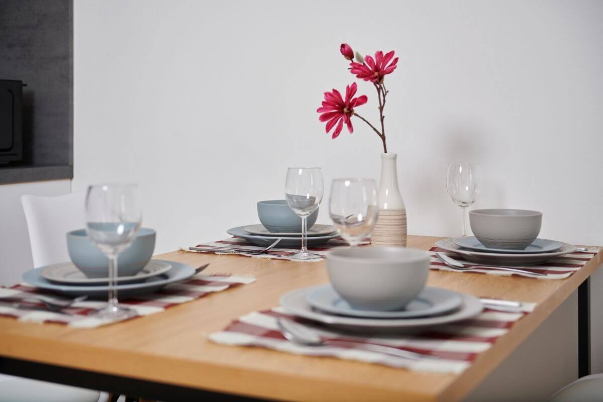 bad-oeynhausen-ferienwohnung-freunde-trip-esstisch-mit-gedeck