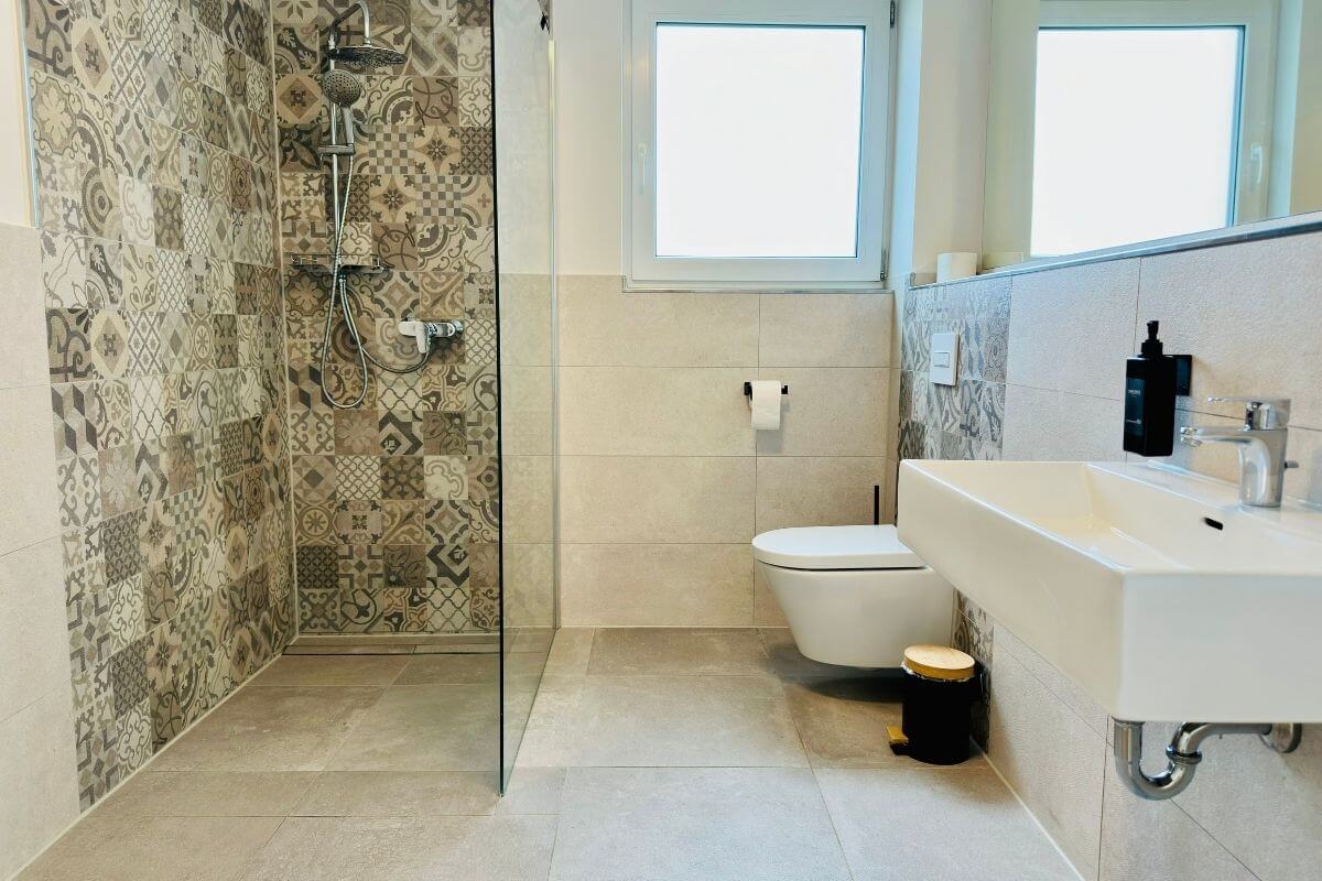 bad-oeynhausen-moderne-dusche-fuer-monteure-und-familien