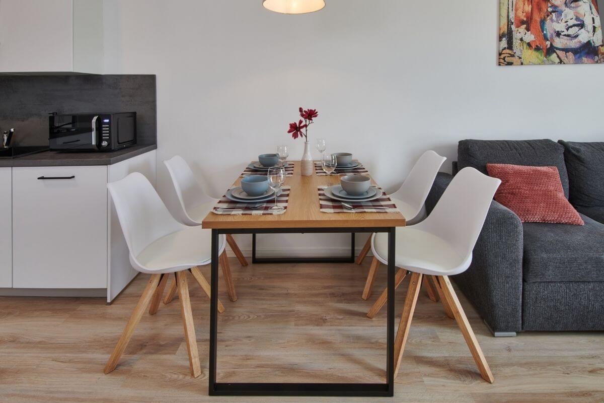 bad-oeynhausen-unterkunft-staedtereise-mit-freunden-esstisch-nahe-kueche