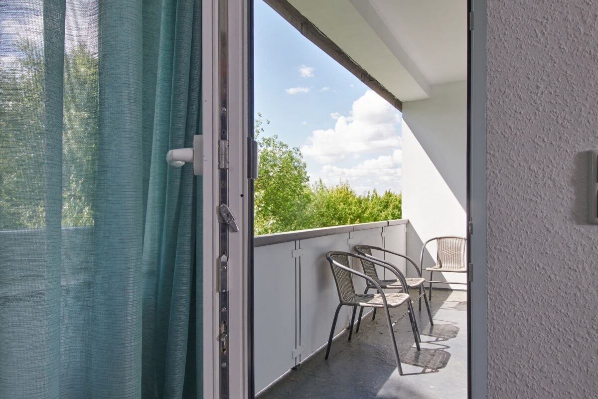 balkon-herford-hohe-warth-gruener-ausblick-entspannte-pause