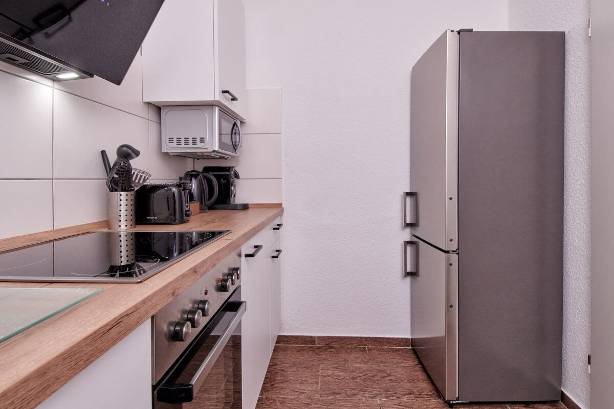 herford-apartment-kueche-grosser-kuehlschrank-monteure