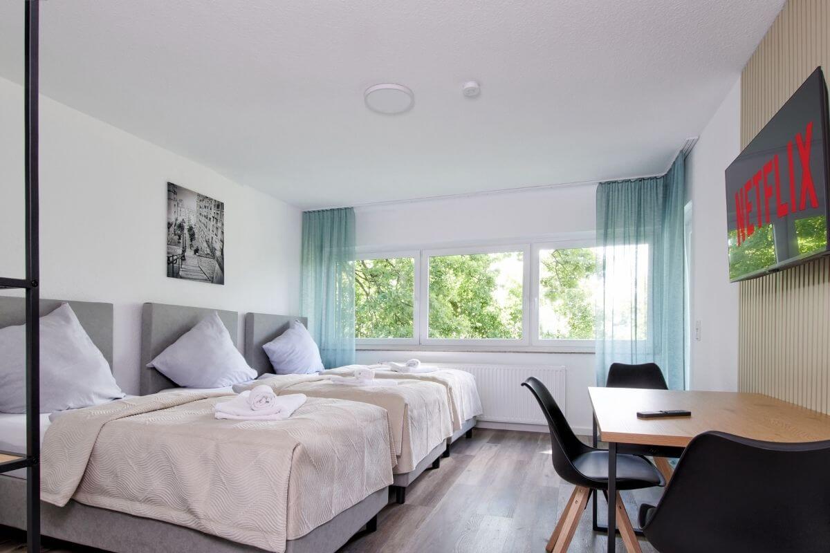 herford-hohe-warth-helles-dreibettzimmer-monteure