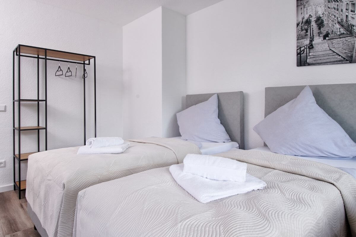 modernes-zimmer-herford-offene-garderobe-ruhige-lage