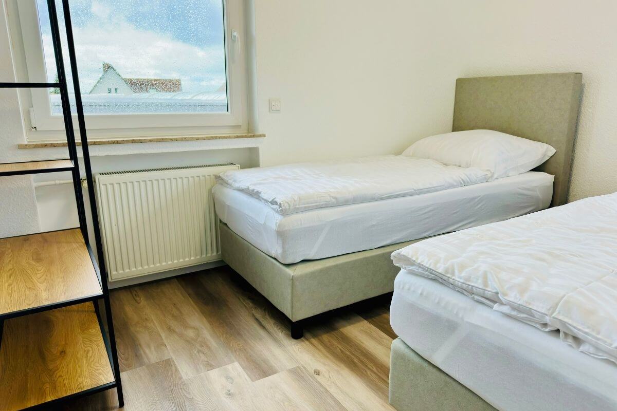 rg-living-herford-lichtdurchflutetes-zimmer-zwei-betten