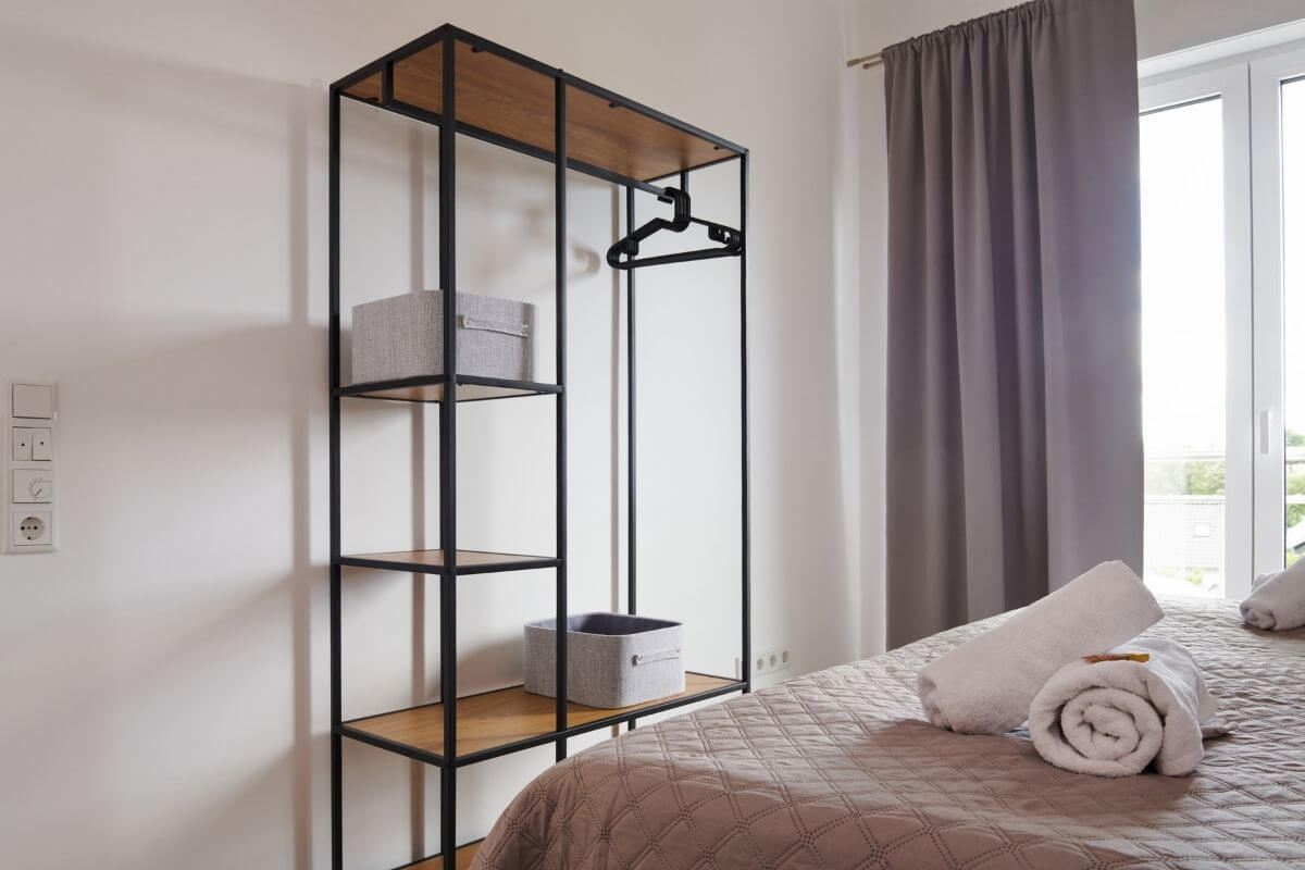 rg-living-im-kerksiek-70-staedtereise-offener-kleiderschrank-schlafzimmer.